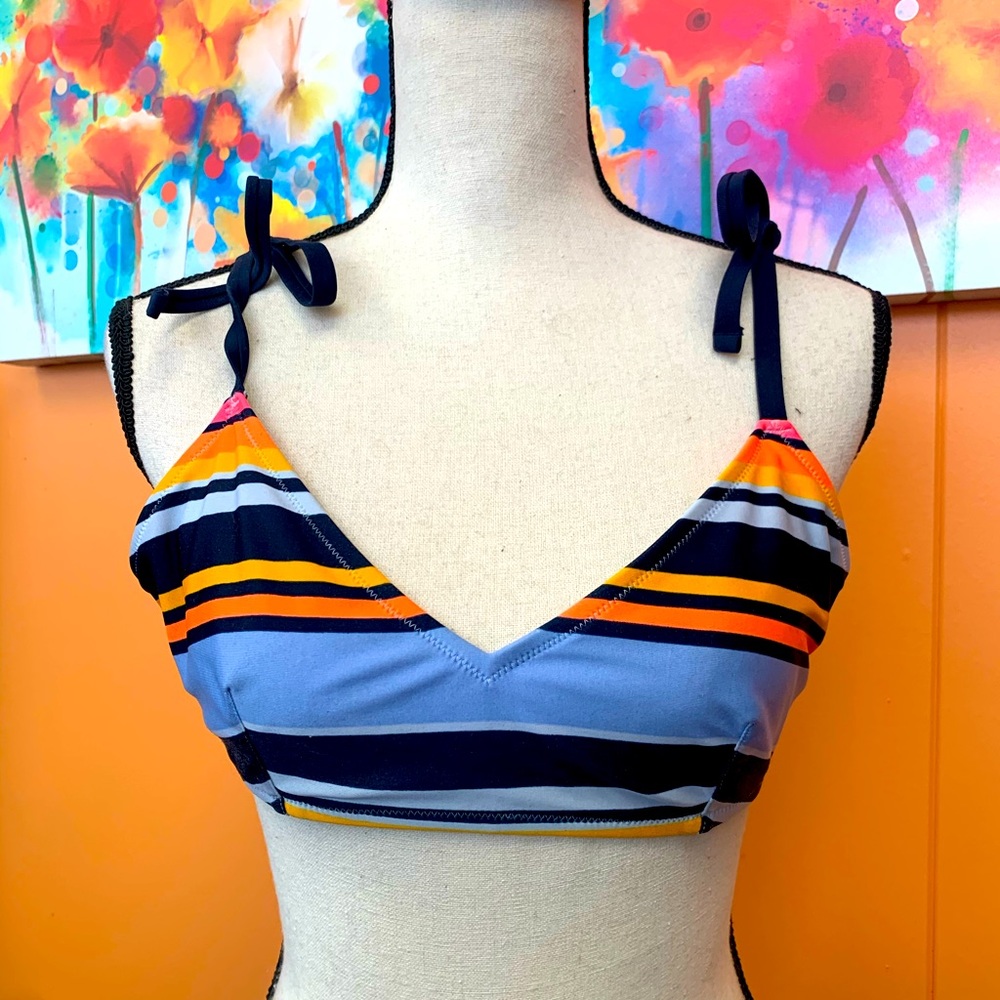 🏖50% off bundles! Aerie striped bikini top like new!